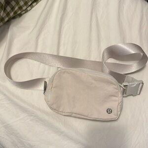 Lululemon everywhere belt bag in bone